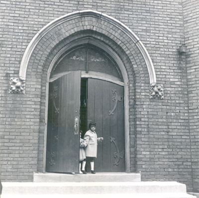 Children at entrance of Woodlawn Mennonite Church, Chicago
